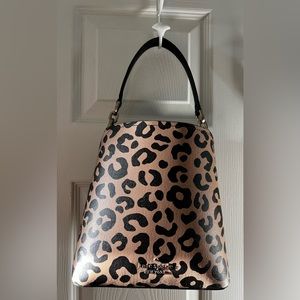 Kate Spade New York
DARCY GRAPHIC LEOPARD SMALL BUCKET